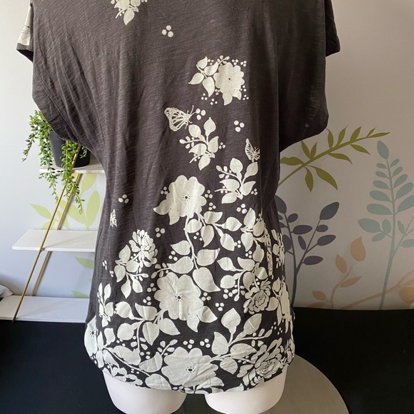4/$20 Grey tee with white floral and subtle sequins - Picture 2 of 7